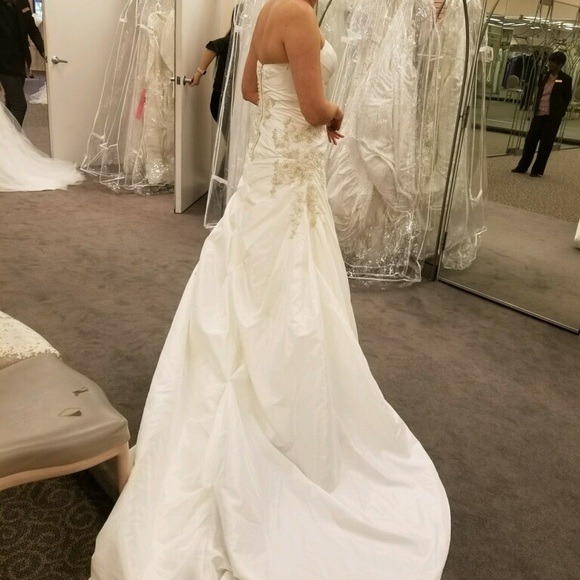 Wedding dress - Picture 3 of 4